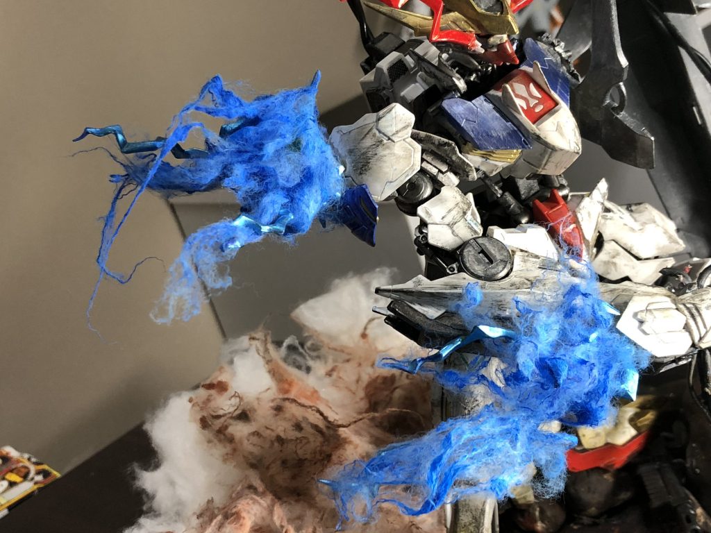 ルプスの時は肩パーツからでていたので、レクスは特徴的な腕からも出してみました。