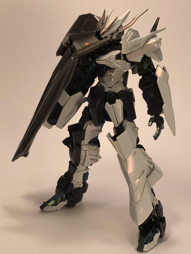 外装にはスチールホワイトの上から、ルビーレッドを吹いてパール塗装っぽく。