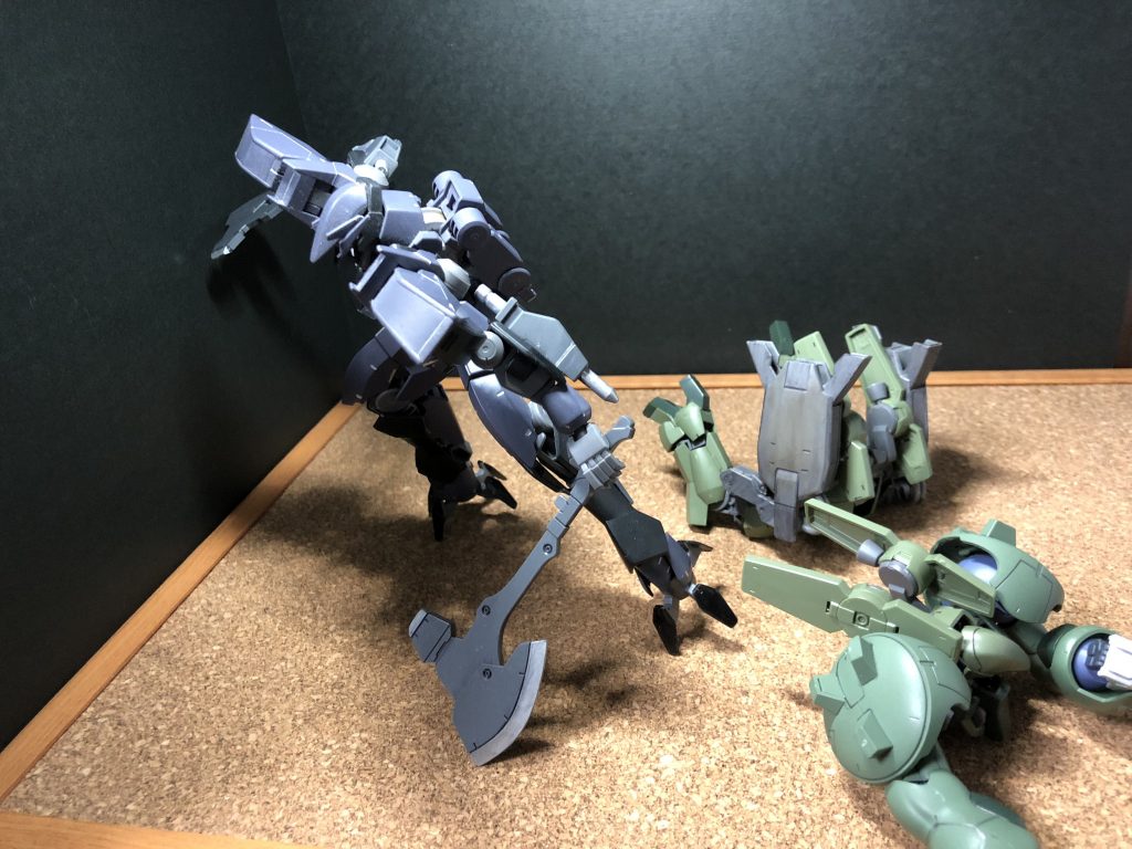 その瞬間グレイズ・デストルクシオンは真っ二つに切り裂かれた。出力が落ちた一瞬の隙をついてグレイズアインの大型アックスが防御の薄い下半身を捉えたのだ。
ブースターが停止し、上半身だけでは満足に動けない様子の敵を一瞥すると、グレイズアインは市街地にいるガンダムバルバトスの元に向かうのだった…
自分で妄想しといてなんだけど負けちゃうのかいとツッコミたくなりますね笑