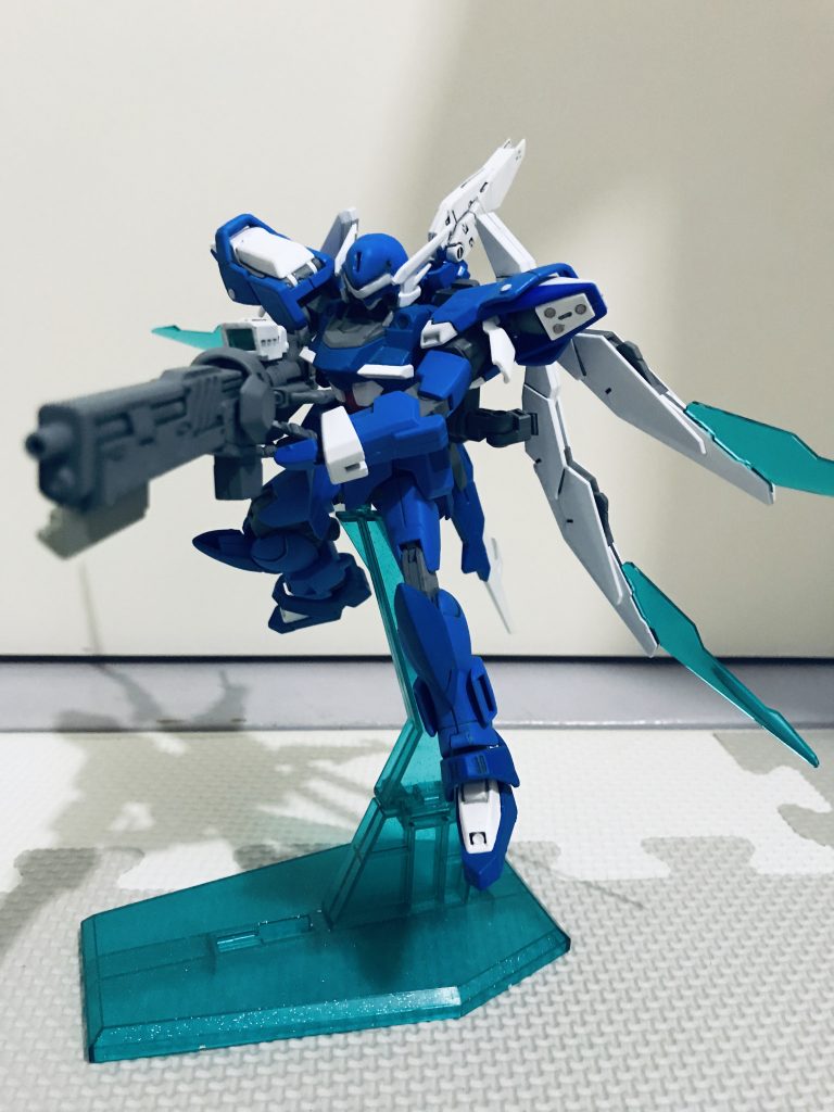 肩=ウィングゼロとフェニーチェの脚パーツがいい具合ににハマりましたので採用しました。
腕=前作のR-1で余ったAGE2マグナムの腕をそのまま流用しました。
脚=ウィングフェニーチェのパーツの脛にキマリストルーパーの肩パーツをハメました。