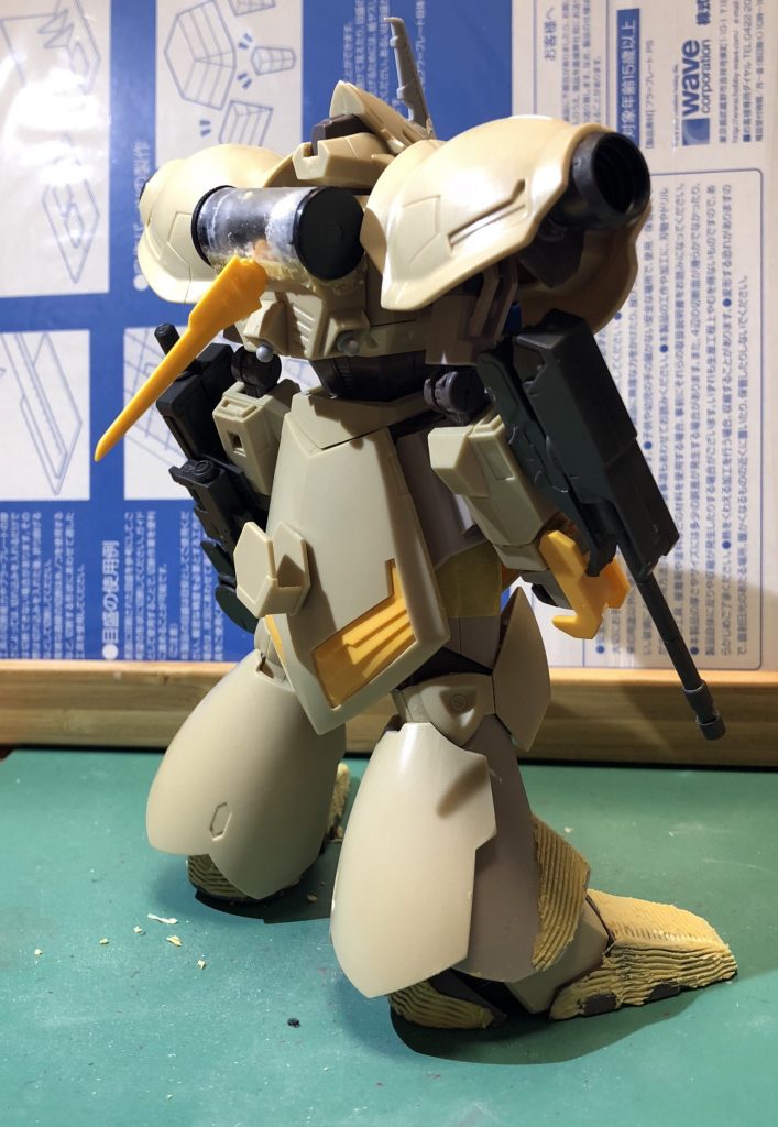 バックパックは上半分切り飛ばし、
絵筆のパッケージを程よい大きさにカットして増槽のように装着してます。
テールスタビライザー兼環境センサーアンテナとして、元々のツノパーツを移植しました。