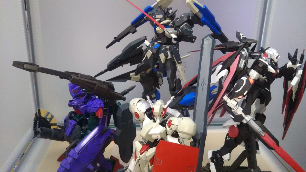 過去作品詰め合わせ(自分の物のみ)集合写真
全体的に暗い色の機体が多かったり、大きい武器とか武装の過積載が多い傾向にあるのは単純に好みで作ってるから仕方ないかな、と。
こうして並べると新しい物程出来が良い(自己評価)のは少しでも成長できてるのが実感できていいですよね、と思いました。
――内容は以上となります。
御覧になっていただきありがとうございました。
コメント等頂けると大変励みになりますので、良ければよろしくお願い致します。