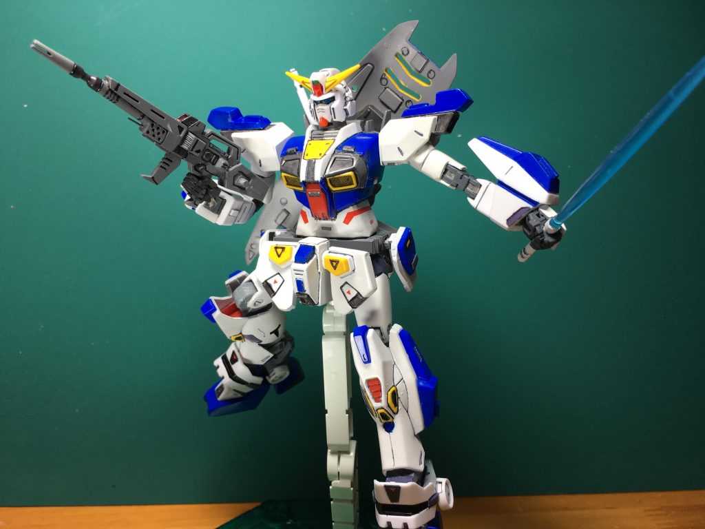 　手首関節の改修のお陰で様々な武器を持たせられます。ただし一番の目的は、使い道を失いかけた「次元ビルドナックルズ」Lサイズを使いたかったということです(笑)