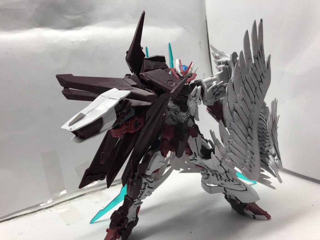 通常形態では大胆な動きがほぼ不可能であるので、ライフルと背部に装備されたF［フェザー］ファンネルによる攻撃が主になる。