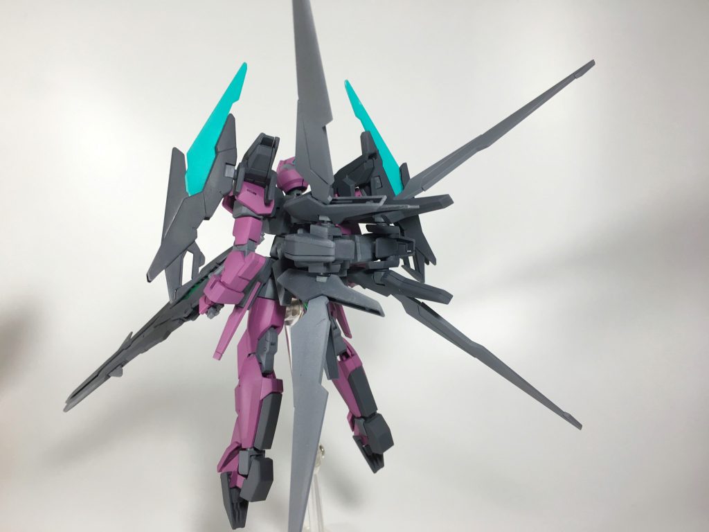 うしろから。
バックパックは中古屋に行った時に売ってた組み立て済みAGE-2ノーマルのパーツを使って組んでみました。