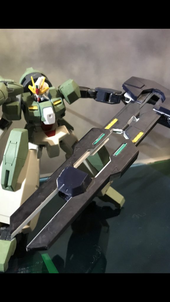 左腕の大口径レールガン(?)はHG ガンダムDXのツインサテライトキャノンを接着剤で接続、ユーゴーの装甲で固定した物です。伸縮機能は健在で中々迫力がありませんか?
左手の代わりにツインサテライトキャノンのジョイントで直接接続しているので左腕の武装はこれのみです。