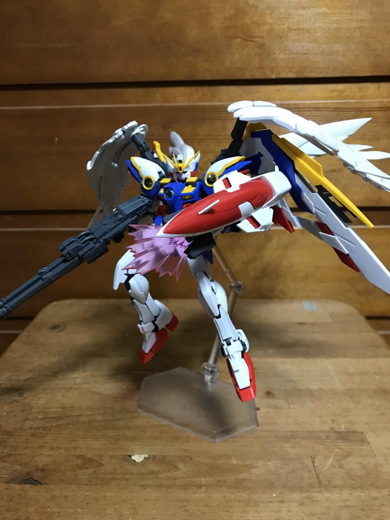 ゼロとウイング、どちらにもない追加装備としてバード形態時の頭部ガードにも使われるビームシールドがある
MS形態時は斬撃に用いられる