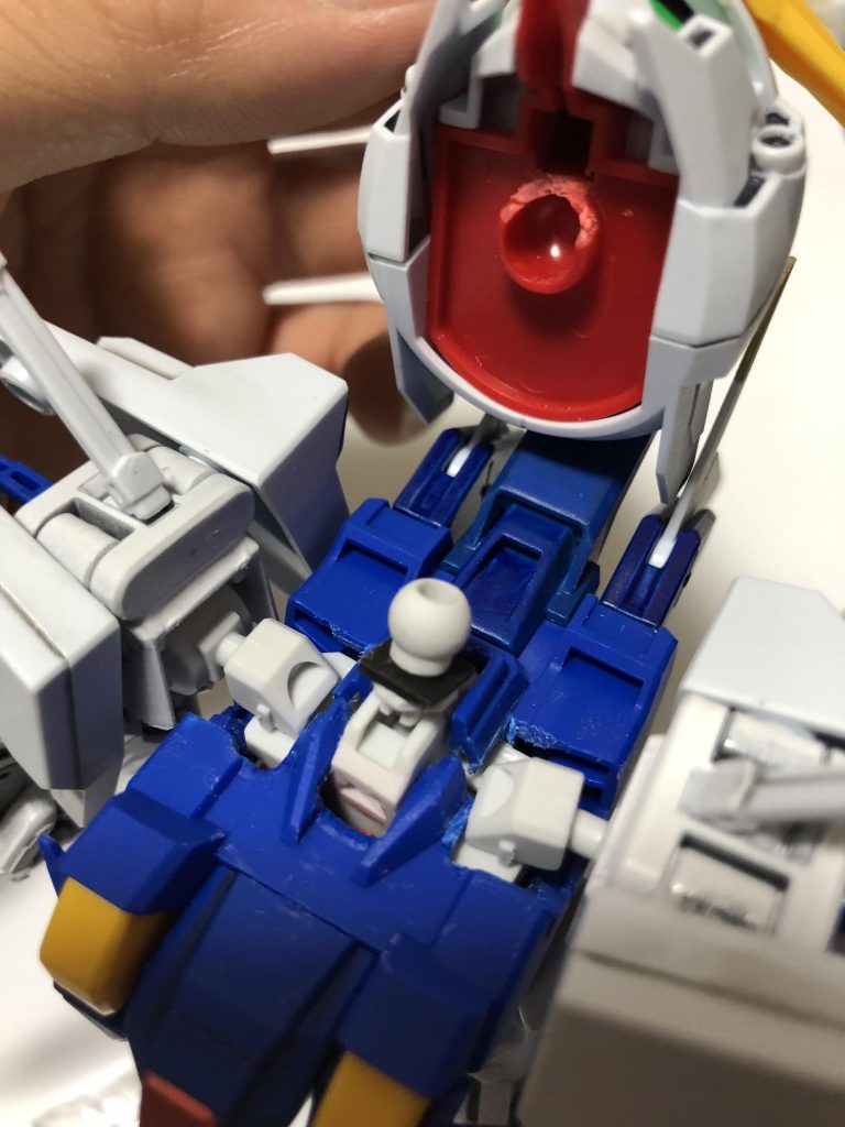 顎を引けるように首に余ったランナーパーツを2枚かませて、頭側もちょっと削りました。