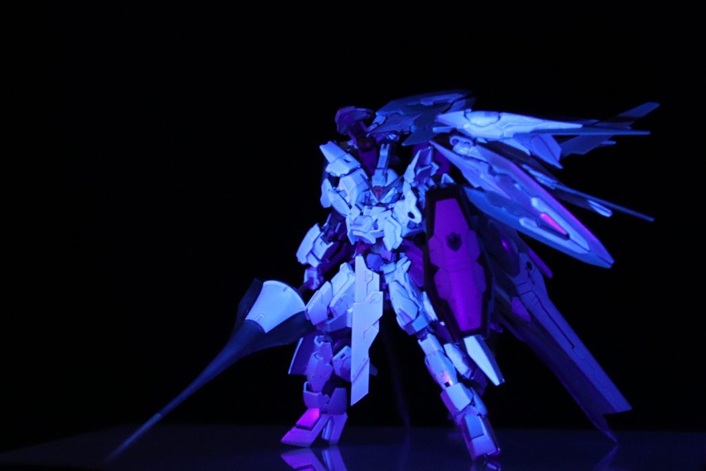 フレームと同様のレアメタルを使用された
バックパックを装備
機体性能が高まると
機体と共に発光する