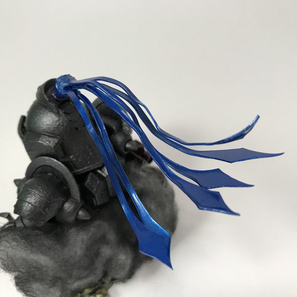 髪飾り?プラ板を切って、ライターで炙りながらなびいているように曲げています。ガタガタですがw
根元の部分はmsバーニアで、取り外しが可能です。