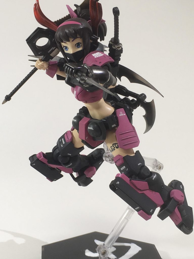 忍者っぽさを出すため、クナイ・刀・手甲などを各所に装備。
重装備にならないよう、追加武装のバランスには気をつけました。