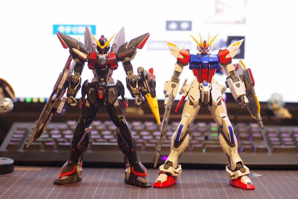 ビルドストライクと並べた時のものです
足を長くしたことにより一回り背が高くなりました。SEED系は足が短めなイメージなので、長めにし全体のプロポーションを調節してます!