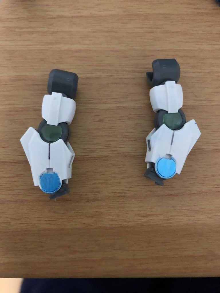 腕のGNコンデンサーのとこにガンダムマーカのメタルブルーで塗っています