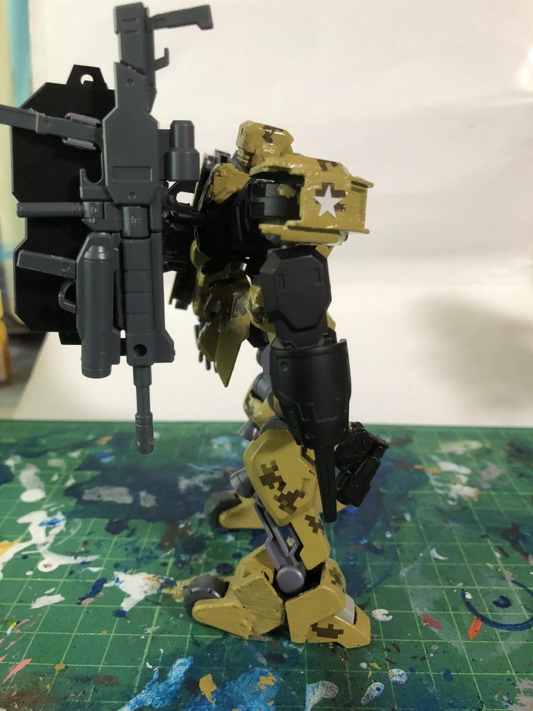 右腕の肩の装甲はゲイレールの肩にグシオンリベイクフルシティのパーツを加工したものをパテでくっつけました