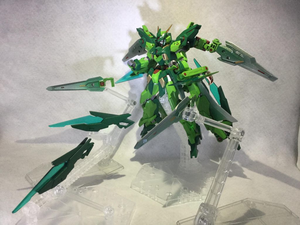 Fファンネル…ベース機の物と同様に斬撃やシールド代わりなど様々な運用ができる。手持ちも可能。