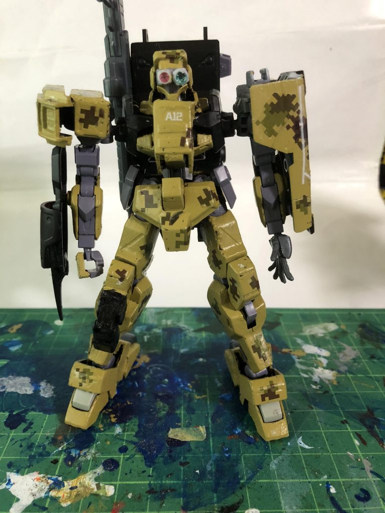 腹部はグレイズリッターのものベースにバ
ックパックを背負えるように加工しグシオンリベイクフルシティのパーツをパテでくっつけています
そしてスネの付いている狙撃台座は同じくグシオンのジャンクパーツを使っています