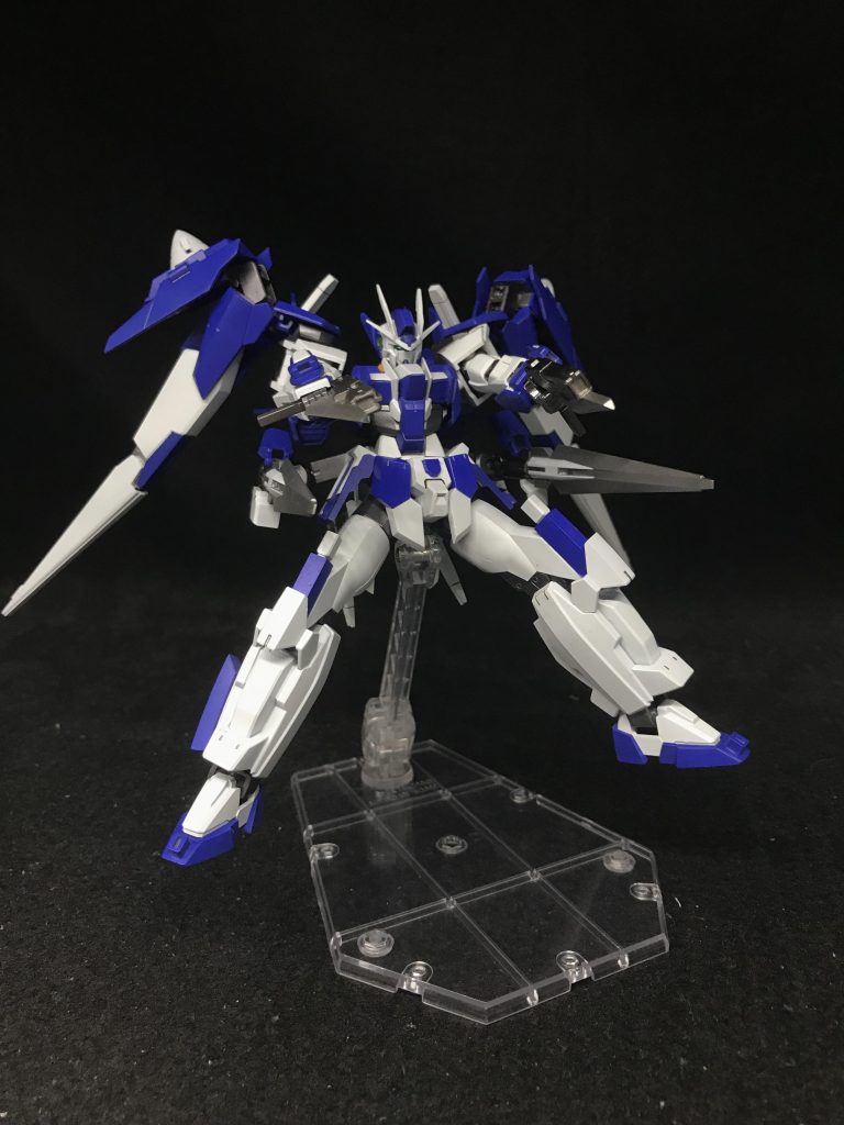 GNビームピストルⅡとGNソードF(射撃形態)を前面に構えた状態です
腰のGNソードFは手持ち武器ではなく刃をファングとして射出するっていうイメージで付けてます