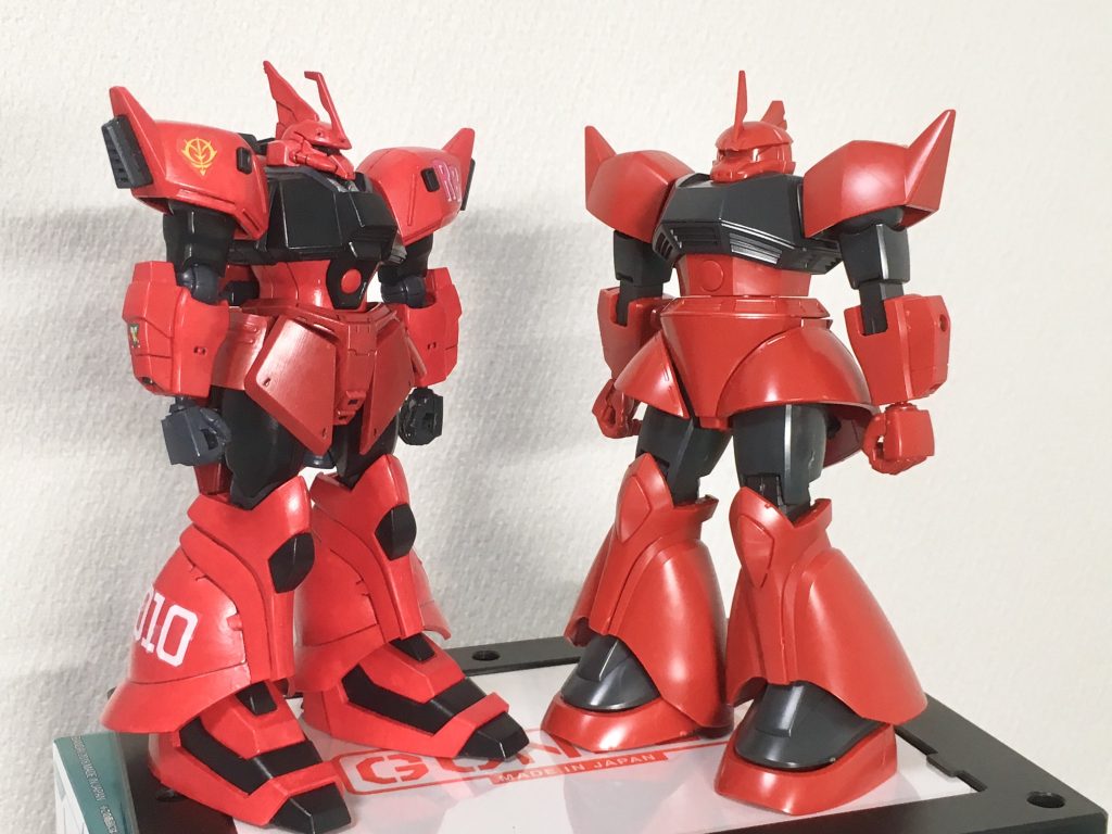 こうして並べてみると右の正規品よりゲルググJの方が顔がスタイリッシュでした。
関節の可動域はシャア専用ゲルググを流用してるジョニーゲルググの方がよく動いたものの見た目重視で変えちゃいました。