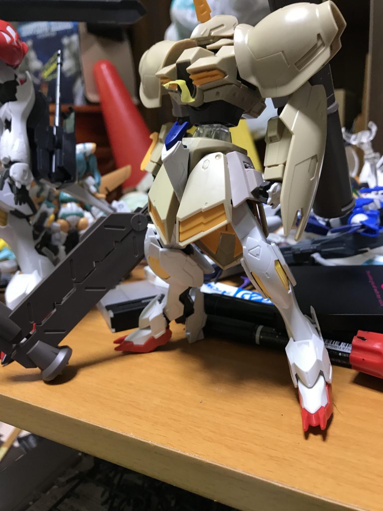 胴体にダブルオースカイの余剰の腰パーツ
脚と股間のジョイントの間に もう一個ガルバルディのジョイントを噛ませて延長してます