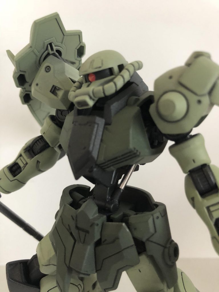 フロントアップ。
モノアイはHアイズを使用。腰もアルミ棒を使用して少し延長してあります。