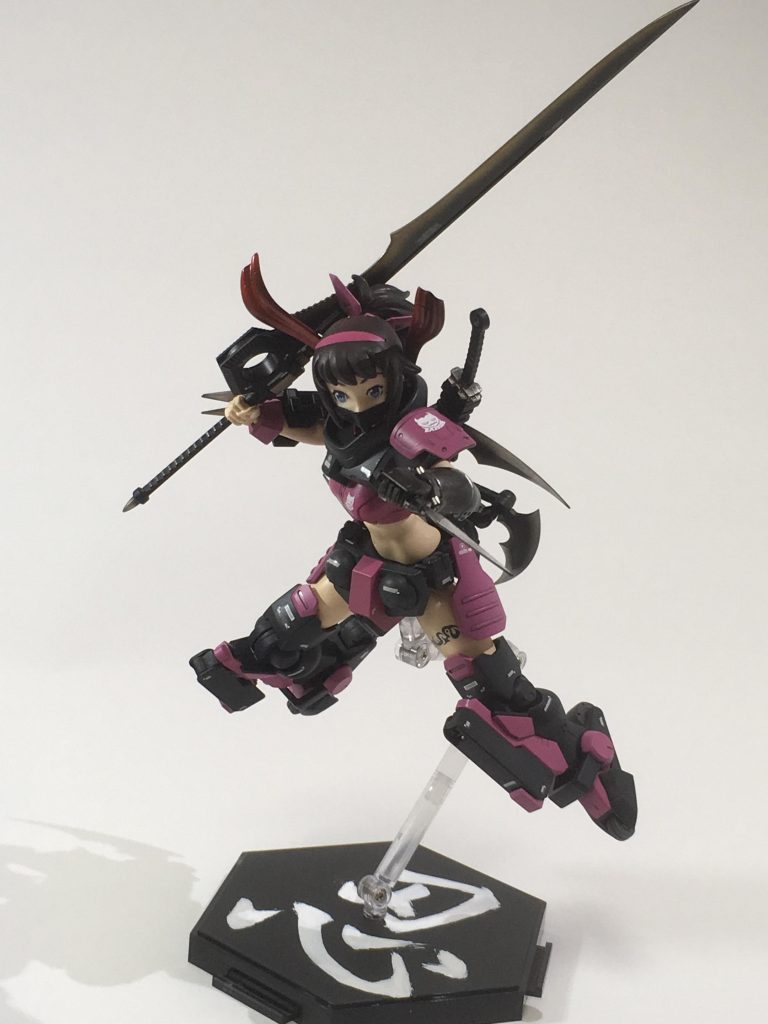 右手に持っている長刀はストライクガンダムのグランドスラム。
忍者にこんな長刀は不向きなんでしょうが、単純にグランドスラムが好きなんです。