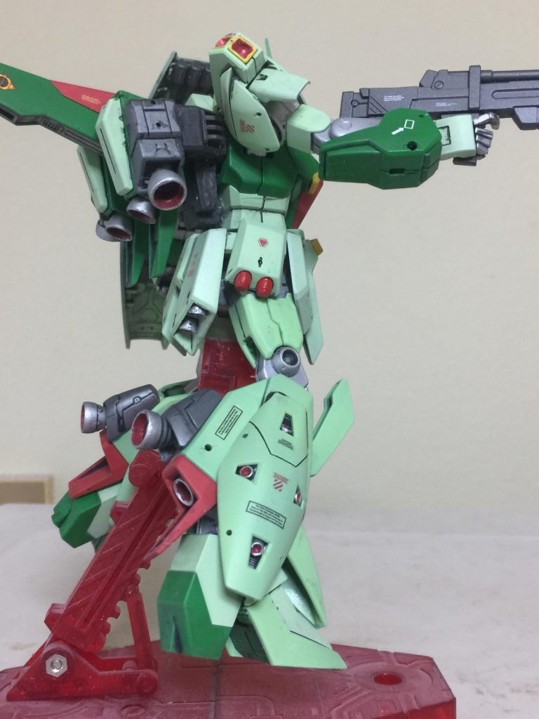 水転写デカールは バンダイの ニューガンダムとジェガンとリ・ガズィ専用の
水転写デカールを貼り 後は 他の
メーカーの水転写デカールを貼り
ました。