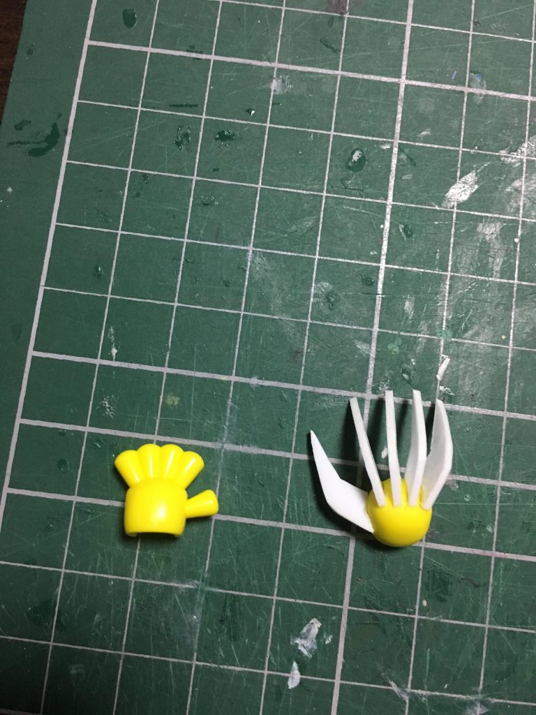 爪はプラ板で作って接着。