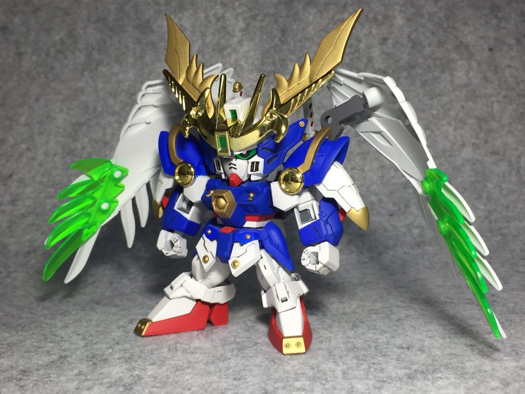 カスタム武者姿の再現も
もちろん可能です。
低価格帯にも関わらず
色プラ、クリアパーツ
メッキパーツという
豊富なマテリアルを纏う
隠れた豪華キット。
兜と翼が大きくなるため
キットとしてのダイナミックさも
プラスされています。