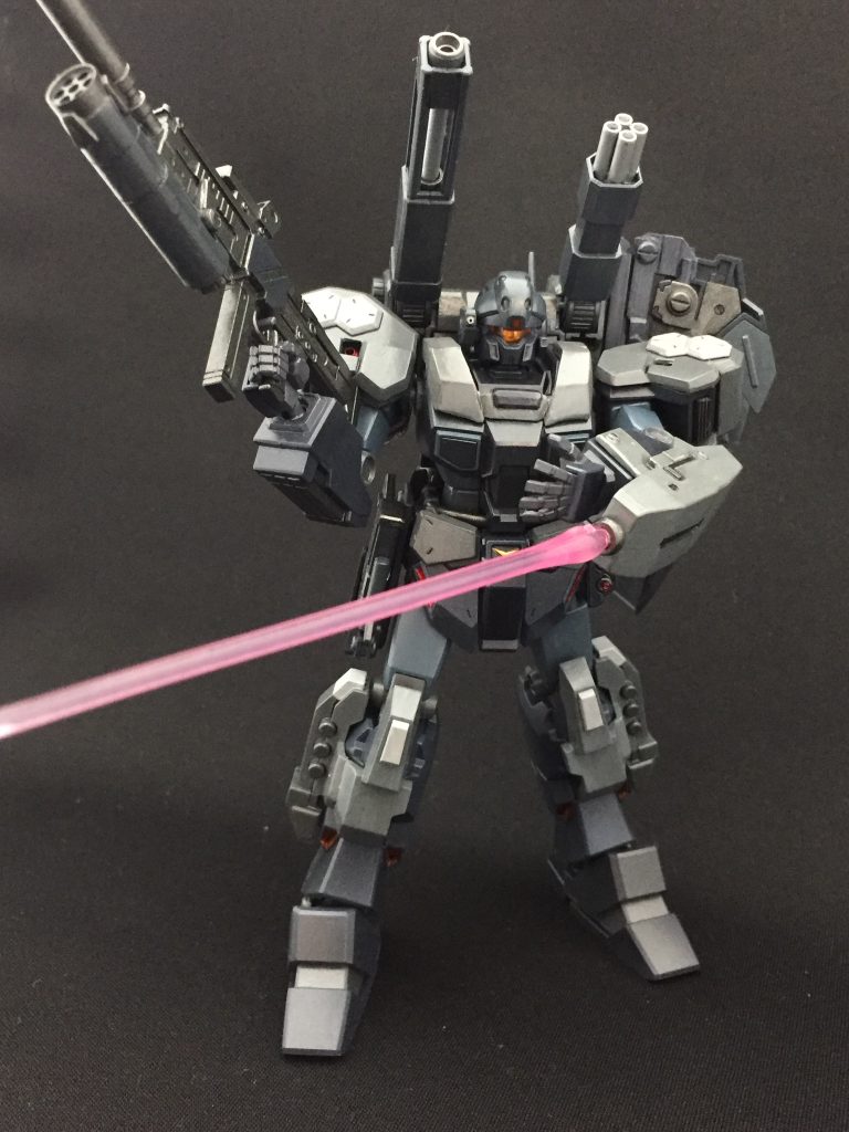 左腕のプロテクターには、ビームサーベルの機能も仕込んます。