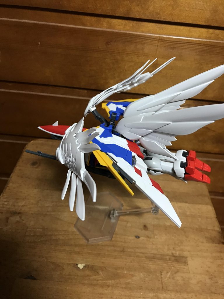 高速飛行形態ネェルバードモードへの変形も可能
翼を駆使した戦闘機らしからぬ軌道で回避運動が可能となっている