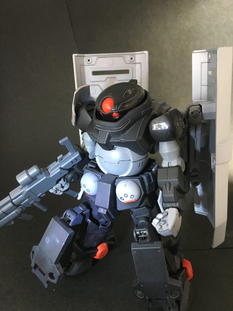 武器を持った状態
基本的には武装はアサルトライフル、ナイフ×3、ビームサーベルです。