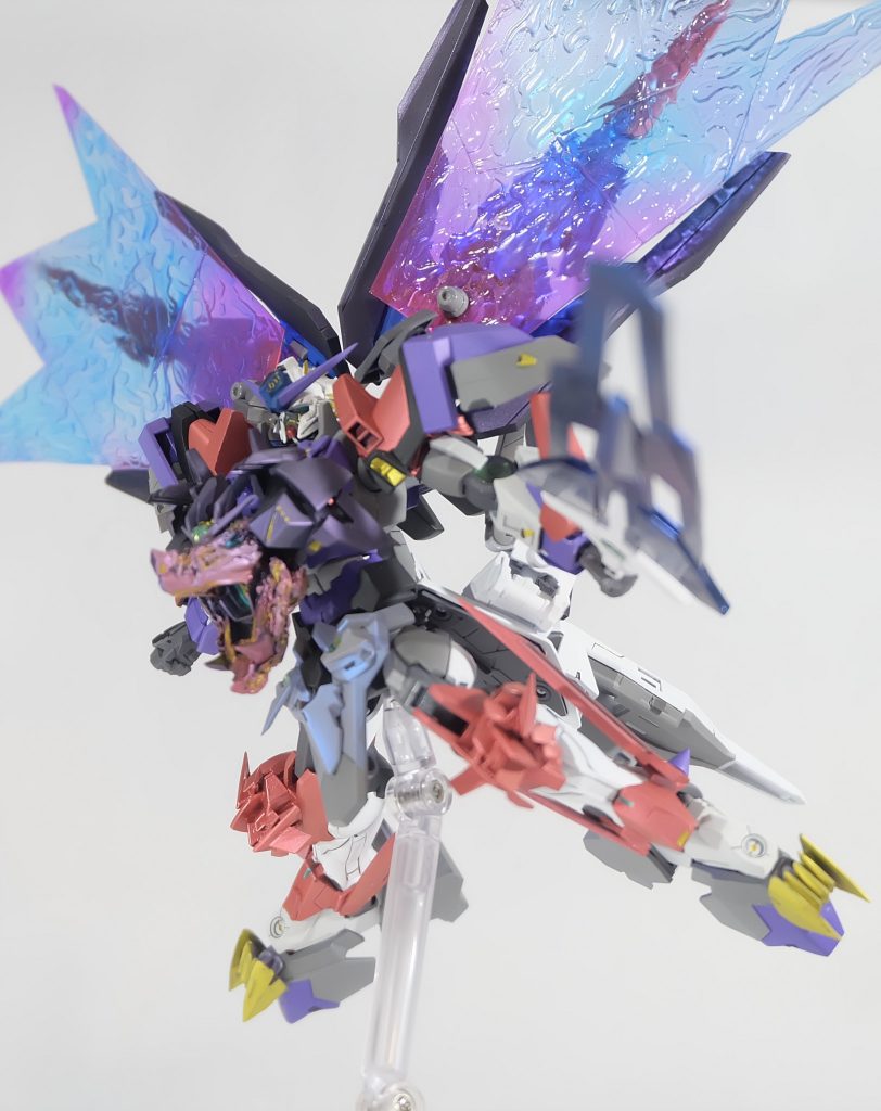 必殺技 ドラゴンズロア

ドラゴニックトランザムを発動した状態でのみ使用可能。
龍の口が開き、砲門が露わになる。

そこから放たれる一撃は並みの機体では防ぐことはおろか、掠るだけで戦闘不能を余儀なくされる程の威力であり、辺り一面を焦土に変える。