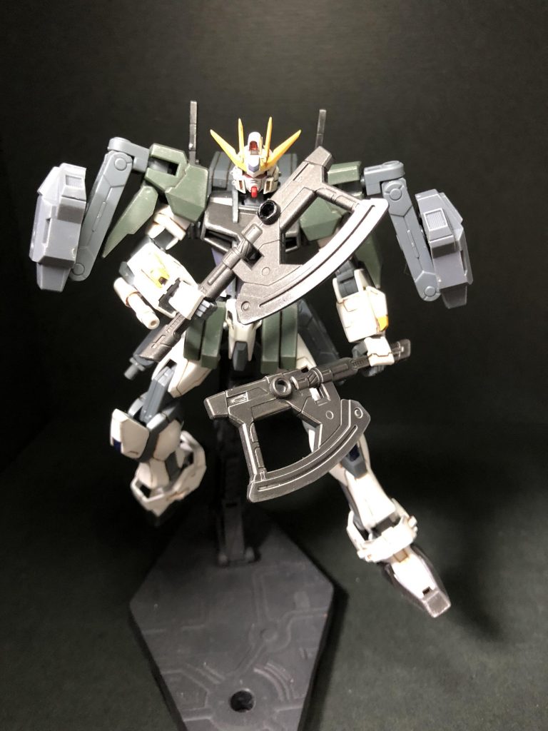 近距離対応のアックスモード!
重い斬撃で対象を切り潰す!!
近接ビーム兵器の攻撃を受け止めることが出来ない、重さ故に振り回すのに若干難がある。これらのデータを踏まえ、ストライクノワールに搭載さらて大型対艦刀フラガラッハ3ビームブレイドに改良され実装した。