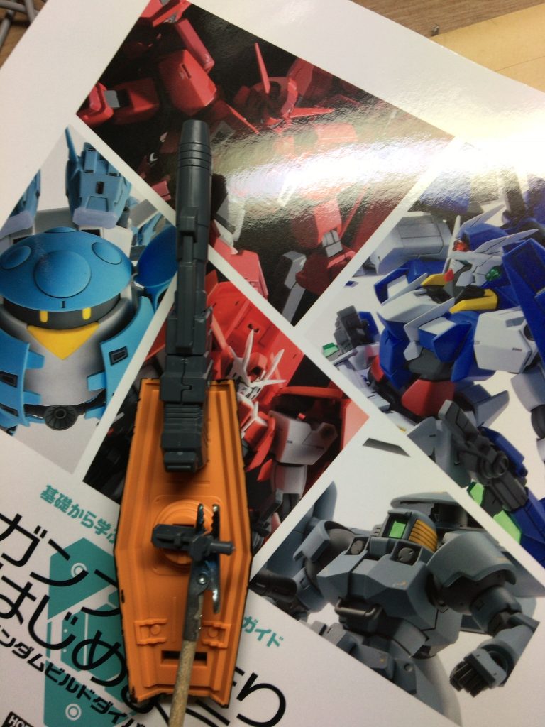 シールドキャノンは折りたたみを内側にすると腕に干渉するので仕方なく外折りにしています