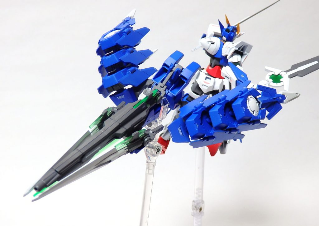 ■ GNアームドアーマーバード
 本体から分離したバックパックとGNソードⅡブラスター/B、GNソードⅡが合体したサポートメカ。
 2機を同時に操作するのは容易ではなく、リクが操作するガンダムダブルオービーザライトの動きに合わせ
 AIによる自動操縦により運用される。
 「ガンダム AGEⅡマグナム」の変形形態であるフェニックスモードの高速機動にどう追従するか、悩みあぐねていたリクがアヤメと共にミッションをこなす中でRX-零丸の武装装甲八鳥からヒントを得て「フェニックスモードに追いつこうとしなくてもいいんだ。こっちは2機で撹乱しよう」という発想の転換に繋がった。