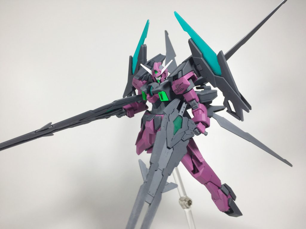 両手に持たせている武器は過去にホビージャパンの付録としてあったカレトヴルッフフェーダーです。元々は水色のクリアパーツですが、色を塗り替えるだけでも結構印象変わりますよね。