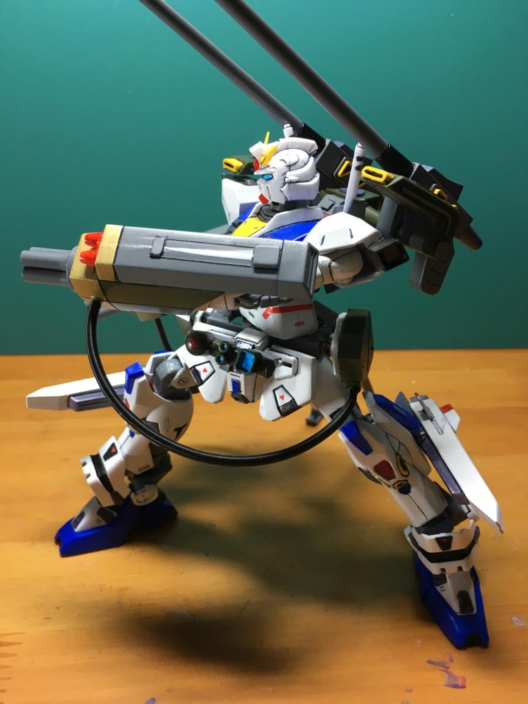 　スプリングのお陰で腕は自由に動かしやすいと思います。腰の改造で腕を前に出した時、サイドアーマーも回転させてより自由度が高まりました。