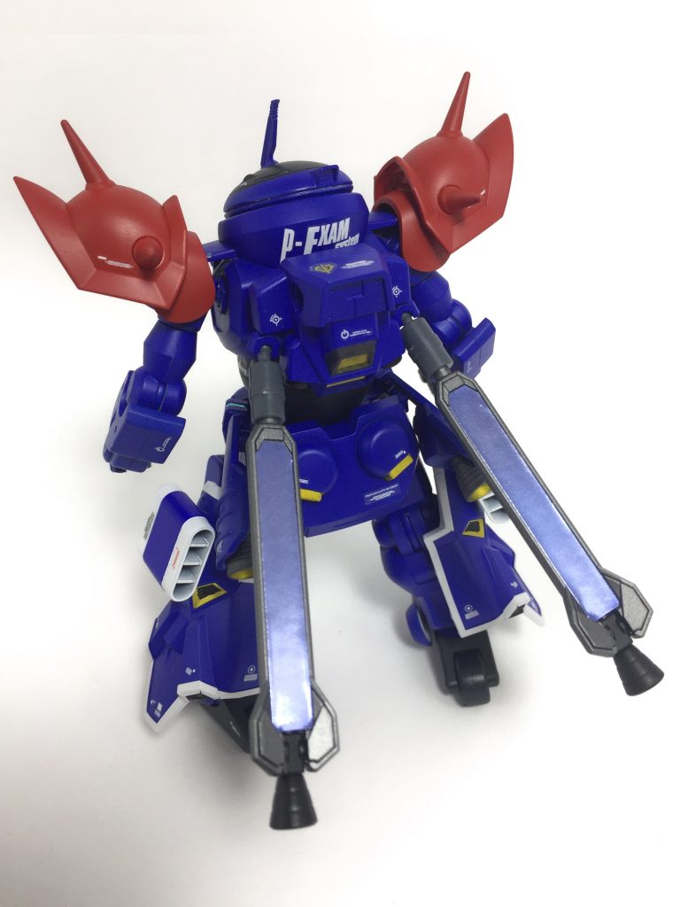 ◆正面・背面◆
ニムバス・シュターゼンを演じるため、グリモア・レッドベレーをイフリート改に寄せている。
またニムバスだけでは飽き足らずギニアスも演じたいため腹部にメガ粒子砲を搭載。
元々の腹部コクピットは胸部に変更している。
またメガ粒子砲の発射エネルギー供給の為、背部にプロペラントブースター型のフォトンバッテリーを追加搭載している。