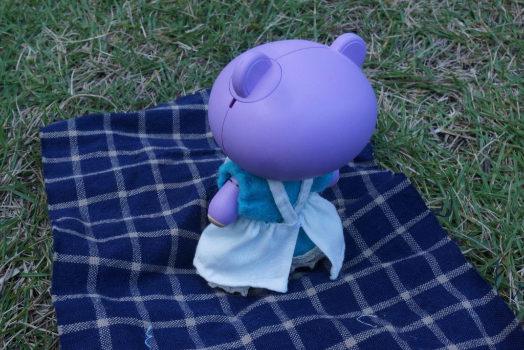 　背面です。青い服に、エプロンをつけているイメージです。’ALICE’システムなので、アリス全般を参考にしています。