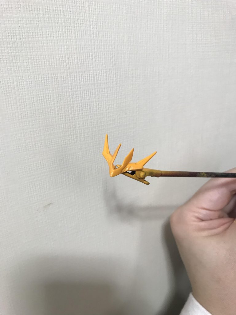 ブレードアンテナは先端わ尖らせてから、塗装しました。