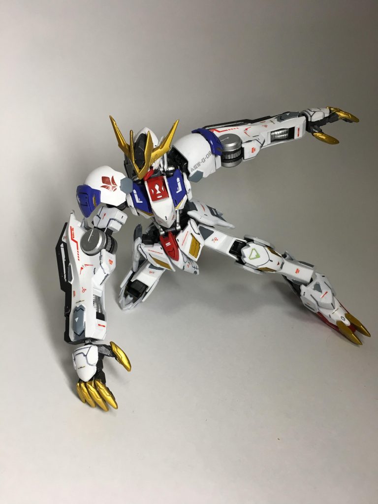 メイスなしのポーズも。