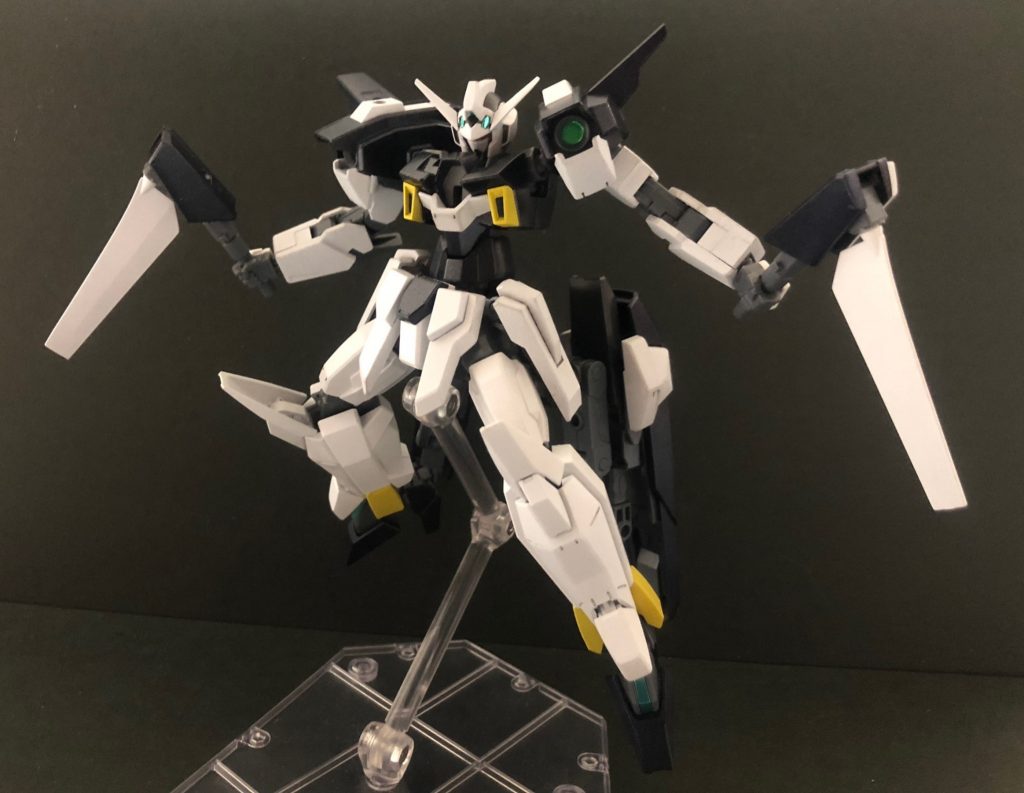 ーーーーーーーーーーーーーーーーーーーーーー
*◆ショルダーブレード*
*ショートライフルのノズル部分を柄として掴み、ウイング部を刃として扱う近接戦闘武器。*
*ウイングを一直線に伸ばしたブレードモードと90度前方に倒したサイスモードがあり、状況に応じて使い分けることができる。*
ーーーーーーーーーーーーーーーーーーーーーー
もともとライフルとして使うことしか考えていなかった肩装備ですが、ウイングを伸ばした姿が剣に見えることからこの使い方を採用することになりました。
ウイング基部が動かせるため鎌のような形にもなり、使い分けができたら面白いかな、と妄想を膨らませました。