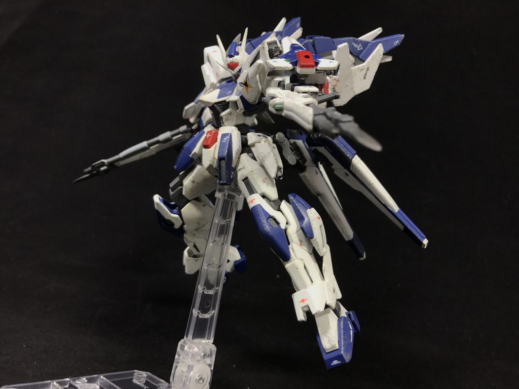 ## [両手持ち]
基本的には想定される敵に合わせて、M91 ピークスかビームライフルを選択して装備するが、多様な敵機が出現するミッションなど、状況によっては二丁とも装備した状態で出撃することもある。