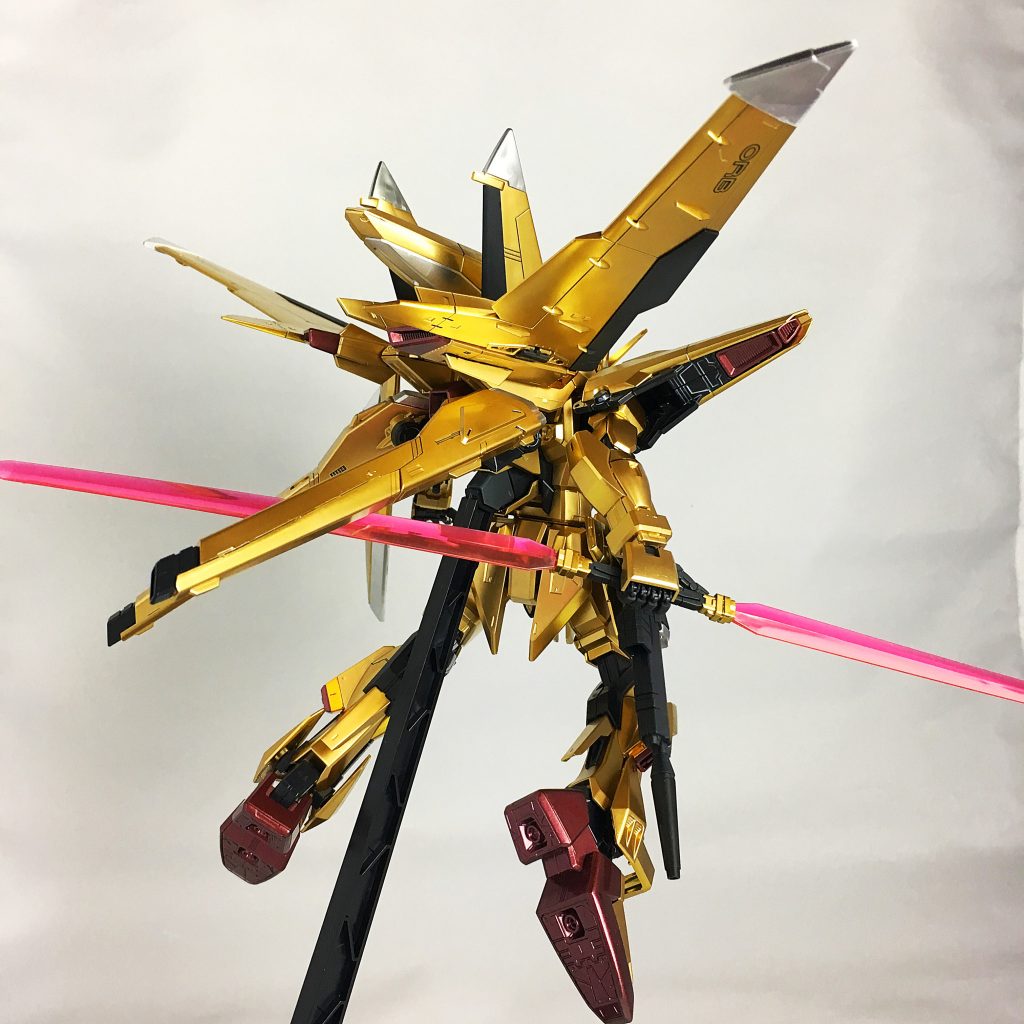 関節やその他グレーのパーツは光沢と艶消しの2パターンでそのパーツの役割ごとに変化を与えてみました。