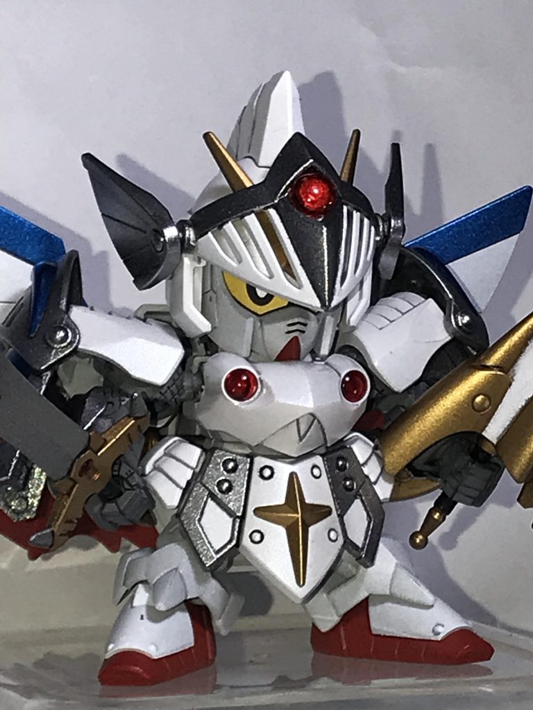 鎧はメタリックやパールで光沢、本体(軽装タイプ)部分はつや消しで仕上げました。