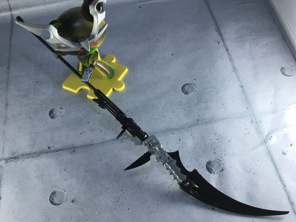 元キットよりもさらに長くなった大鎌は、このように展開させると全長およそ30cmです。