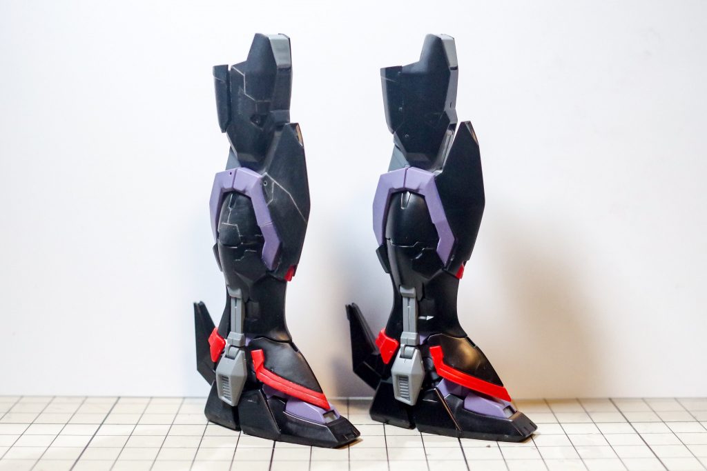 足のディテールup写真です
上半身同様全体的に筋彫りとシャープ化で情報量をアップしました、又ふくらはぎ部分は1部切断し内部フレームを露出する形にしています