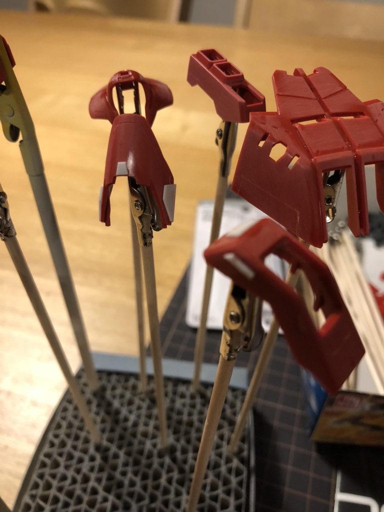 プラ板でのディテールアップやスジボリ、メタルパーツ用の加工も今回は積極的にガツガツと。