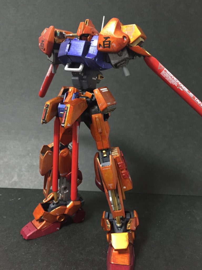 学生時代に切り刻んで１５年程放置してたので胴体パーツがなくなってました。代わりにジムクェルの肩アーマーを使用しました。