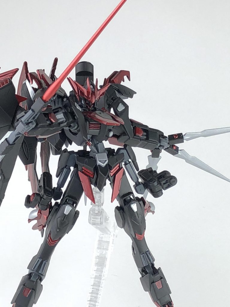 変則四刀流。左手に3本まとめてヴィントドルヒ・シルバを掴みますが、ヴィントドルヒ・シルバは遠隔自立装備にもなっており、投合しても遠隔操作でドラグーンの動き、手元に戻すことも出来ます。